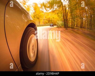 Voiture roulant sur une route en automne, États-Unis Banque D'Images