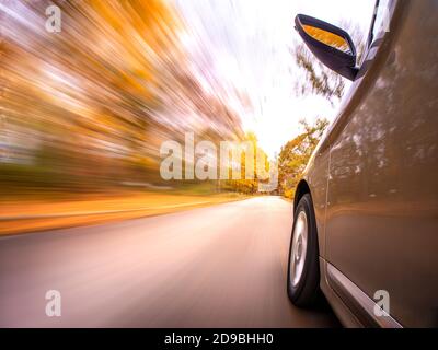 Conduite en voiture rapide le long d'une route d'automne, États-Unis Banque D'Images