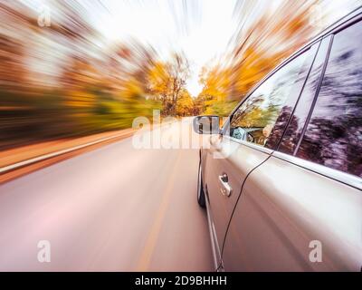 Conduite en voiture rapide le long d'une route d'automne, États-Unis Banque D'Images