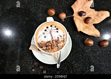 Tasse de café avec décoration de paysage d'automne Banque D'Images