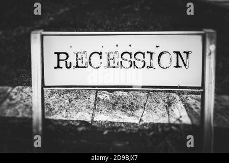 Récession sur un panneau de route Banque D'Images