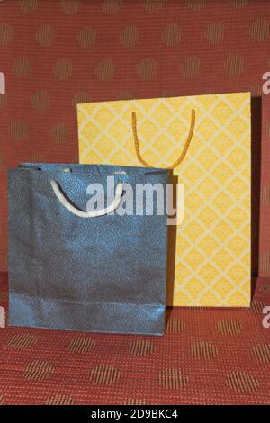 Sacs de transport en papier fait à la main de différentes tailles et couleurs Banque D'Images