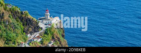 Le phare de Ponta do Arnel près de la ville de Nordeste à Sao Miguel, vue panoramique Banque D'Images