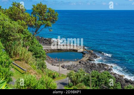 Piscine de roche sur la côte à Santo Antonio, île de Sao Miguel, Açores, Portugal, les personnes nageant Banque D'Images