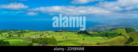 Panorama vue de la montagne à Sao Miguel, Açores, Portugal avec un beau ciel bleu Banque D'Images