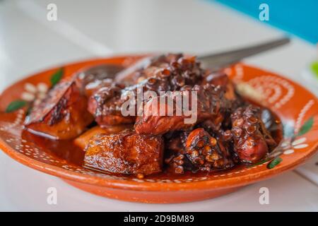 Plat de pieuvre, typique du Portugal et de l'Azoreson sur plaque de terre cuite peinte Banque D'Images