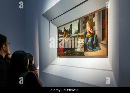 Florence, Italie - 15 février 2019 : la Galerie des Offices, une foule de touristes regardant l'Annonciation peinte par Léonard Banque D'Images