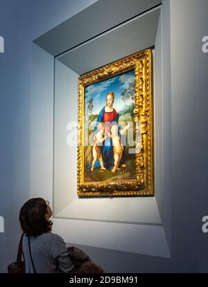 Florence, Italie - 15 février 2019 : la Galerie des Offices, visiteurs regardant la Madonna Del Cardellino (Madonna du Goldfinch) peinte par Raffaell Banque D'Images