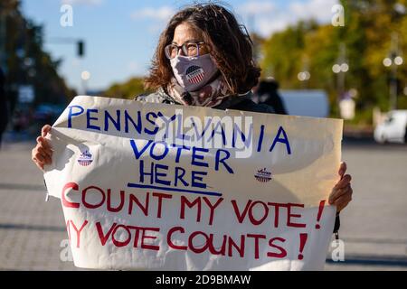 4 novembre 2020, Berlin, Berlin, Allemagne: Un protestataires et des partisans du candidat présidentiel démocrate, l'ancien vice-président Joe Biden tenant un panneau lisant 'l'électeur de Pennsylvanie ici compter mon vote! Mon vote compte !'' Peut être vu à côté de la porte de Brandebourg à Berlin. 'Comptez les votes! Le rassemblement pour des élections équitables aux États-Unis est organisé par les Démocrates à l'étranger, l'organisation officielle du Parti démocratique pour les citoyens des États-Unis vivant de façon permanente ou temporaire en dehors des États-Unis. Les organisateurs exigent que tous les votes légaux exprimés doivent être comptés et proclament que le vote des absents Banque D'Images