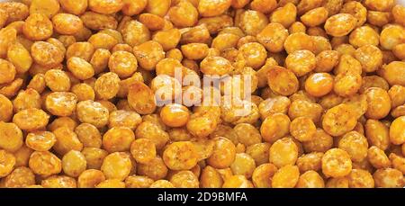 Fried and Spicy Chana Dal est un très populaire gujarati snack, bol blanc sur fond blanc, sac d'emballage commune encas de rue de l'Inde, sélectif Banque D'Images