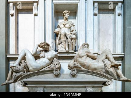 Florence, Italie - 14 février 2019. Chapelles des Médicis, tombeau de Giuliano Duc de Nemours, par Michel-Ange, avec les statues representig (de gauche) Banque D'Images
