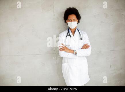 Les femmes afro-américaines portent un uniforme blanc et un visage protecteur masque dans l'hôpital Banque D'Images