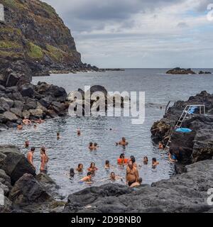 SAO MIGUEL, 29 AOÛT 2020 : roches volcaniques naturelles près de Ponta da Ferraria, l'endroit où les sources chaudes se mélangent à l'eau de mer dans l'île de Sao Miguel, aux Açores Banque D'Images