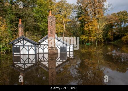 Ackhurst Lodge à Astley Park, Chorley, Lancashire, où des inondations se sont produites autour du bâtiment classé de catégorie II. Le Lodge, qui appartient à Astley Hall, CH Banque D'Images