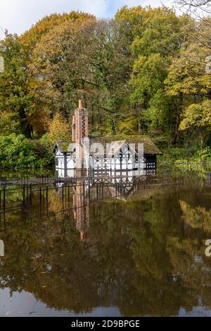 Ackhurst Lodge à Astley Park, Chorley, Lancashire, où des inondations se sont produites autour du bâtiment classé de catégorie II. Le Lodge, qui appartient à Astley Hall, CH Banque D'Images