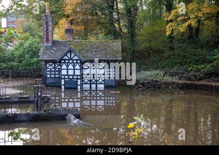 Ackhurst Lodge à Astley Park, Chorley, Lancashire, où des inondations se sont produites autour du bâtiment classé de catégorie II. Le Lodge, qui appartient à Astley Hall, CH Banque D'Images