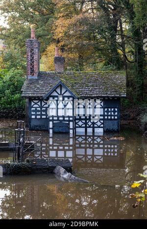 Ackhurst Lodge à Astley Park, Chorley, Lancashire, où des inondations se sont produites autour du bâtiment classé de catégorie II. Le Lodge, qui appartient à Astley Hall, CH Banque D'Images