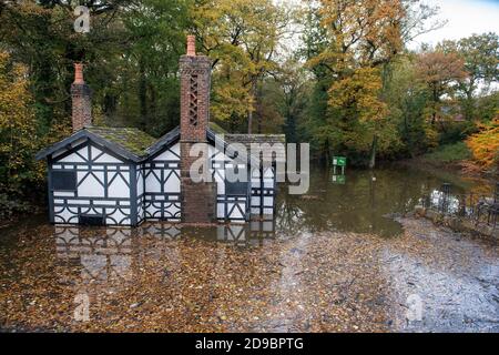 Ackhurst Lodge à Astley Park, Chorley, Lancashire, où des inondations se sont produites autour du bâtiment classé de catégorie II. Le Lodge, qui appartient à Astley Hall, CH Banque D'Images