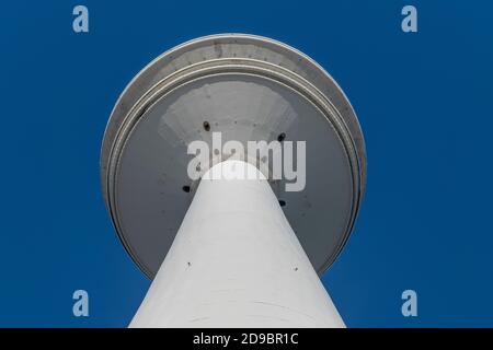 La tour de télévision de Hambourg (Fernsehturm) s'appelle la tour Heinrich Hertz. Conçu par l'architecte Fritz Trautwein, il a été achevé en 1968. Banque D'Images
