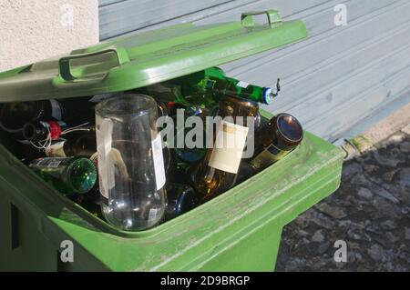 poubelle en verre vert pleine de bouteilles Banque D'Images