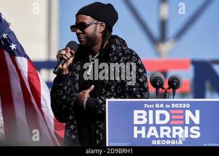 Le rappeur Tauheed Epps aka 2 Chainz se produit devant le président Barack Obama lors d'un rassemblement de drive-in le soir des élections pour obtenir le vote de Joe Biden, Jon Ossoff et Raphael Warnock le 2 novembre 2020 à Atlanta, Géorgie crédit: Sanjeev Singhal/The News Access Banque D'Images