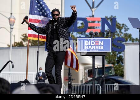 Le rappeur Tauheed Epps aka 2 Chainz se produit devant le président Barack Obama lors d'un rassemblement de drive-in le soir des élections pour obtenir le vote de Joe Biden, Jon Ossoff et Raphael Warnock le 2 novembre 2020 à Atlanta, Géorgie crédit: Sanjeev Singhal/The News Access Banque D'Images