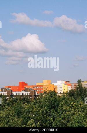 Nouvelles constructions de bâtiments dans le quartier de Prenzlauerberg vu de Mauerpark, Berlin Allemagne Banque D'Images