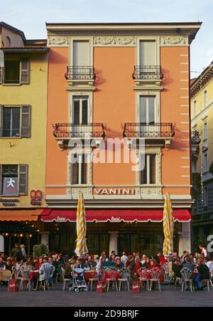 BARS AVEC TABLES EN PLEIN AIR SUR LA PIAZZA DELLA RIFORMA LUGANO CANTON TESSIN SUISSE Banque D'Images
