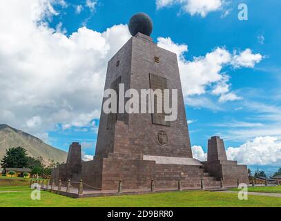 Le monument de la ligne équatoriale à la mitad del Mundo (Moyen-monde), Quito, Equateur. Banque D'Images