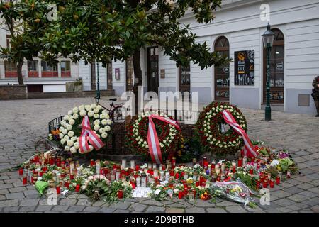 Fleurs, gerbes, bougies et messages laissés par des mouneurs au mémorial de ceux qui sont morts dans l'attentat terroriste du lundi 2 novembre 2020 à Vienne, Autriche, à la jonction de Judengasse, Friedmannplatz et Seitenstettengasse Banque D'Images