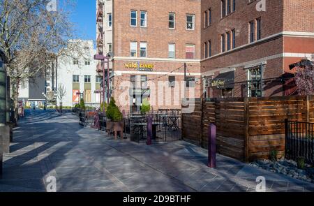 RENO, NEVADA - le 1er AVRIL 2020 - le quartier « River Walk », normalement animé, du centre-ville de Reno, est incroyablement calme, au milieu de l'arrêt du COVID-19 Banque D'Images