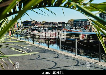 Péniche amarrée à Blackwall Dock à Sunshine, Londres, Royaume-Uni, 4 novembre 2020 Banque D'Images