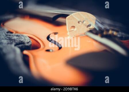 Gros plan brun violon en bois couché dans le boîtier. Instrument de musique traditionnel. Banque D'Images