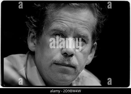 Tchécoslovaquie Révolution de velours Prague novembre 1989 scannée en 2020 Václav Havel; Vaclav Havel dans le théâtre de la Lanterne verte, théâtre Laterna Magika Wikipedia: La révolution de velours (tchèque: Sametová révolution) ou la révolution douce (slovaque: Nežná revolúcia) était une transition de pouvoir non violente dans ce qui était alors la Tchécoslovaquie, qui s'est produite du 17 novembre au 29 décembre 1989. Les manifestations populaires contre le gouvernement à parti unique du Parti communiste de Tchécoslovaquie comprenaient des étudiants et des dissidents plus âgés. Il en a résulté la fin de 41 ans de régime à parti unique en Tchécoslovaquie, et l'arrêt du gouvernement Banque D'Images