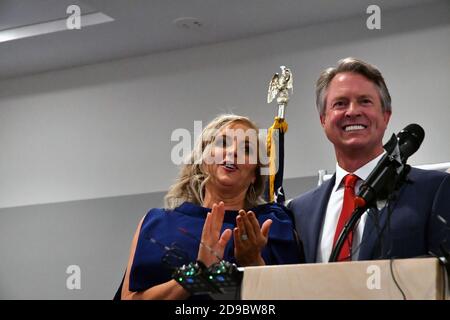 Topeka, Kansas, États-Unis. 3 novembre 2020. Le congressiste Roger Marshall et sa femme Laina Marshall saluent la foule de partisans lors du parti de nuit électorale à Topeka. Crédit : Mark Reinstein/Media Punch/Alamy Live News Banque D'Images