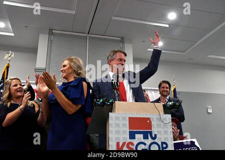 Topeka, Kansas, États-Unis. 3 novembre 2020. Le congressiste Roger Marshall et sa femme Laina Marshall saluent la foule de partisans lors du parti de nuit électorale à Topeka. Crédit : Mark Reinstein/Media Punch/Alamy Live News Banque D'Images