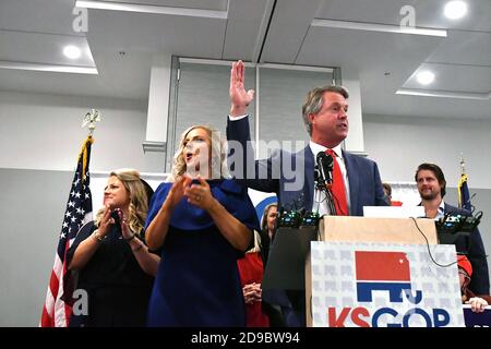 Topeka, Kansas, États-Unis. 3 novembre 2020. Le congressiste Roger Marshall et sa femme Laina Marshall saluent la foule de partisans lors du parti de nuit électorale à Topeka. Crédit : Mark Reinstein/Media Punch/Alamy Live News Banque D'Images