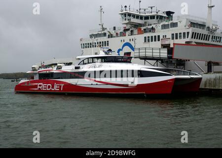 RED JET 6, TRAVERSIER EN CATAMARAN À JET D'EAU. Banque D'Images