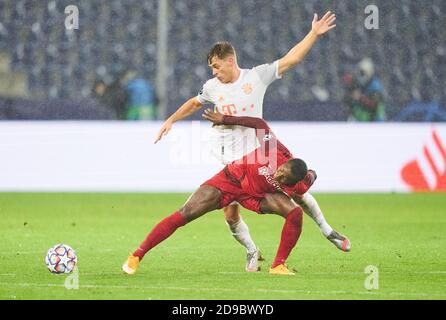 Enock MWEPU, FC Salzburg Nr. 45 concourtez pour le ballon, la lutte, le duel, la tête, zweikampf, l'action, la lutte contre Joshua KIMMICH, FCB 6 dans le match FC SALZBURG - FC BAYERN MUENCHEN 2-6 de la Ligue des champions de football de la saison 2020/2021 à Salzbourg, Autriche, le 3 novembre 2020. © Peter Schatz / Alamy Live News important : agences de presse nationales et internationales USAGE éditorial EXCLUSIF Banque D'Images