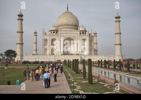 Agra, Inde, janvier 2009. Vue générale du Taj Mahal avec un groupe de touristes locaux. Banque D'Images