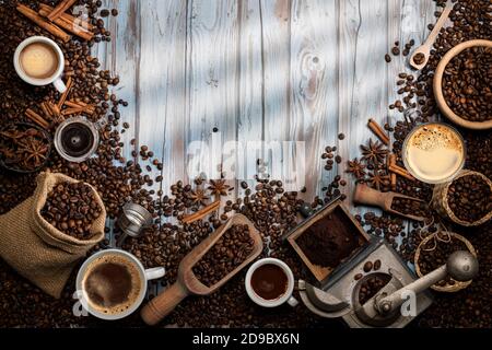 Vue de dessus de la composition du café sur une table en bois avec espace pour les copies Banque D'Images