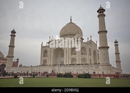 Agra, Inde, janvier 2009. Vue générale sur le Taj Mahal depuis les jardins à l'avant. Banque D'Images