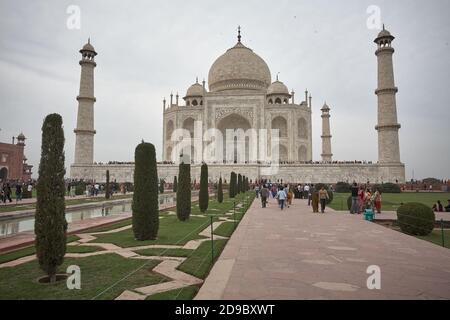 Agra, Inde, janvier 2009. Vue générale sur le Taj Mahal depuis les jardins à l'avant. Banque D'Images