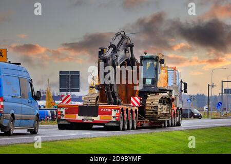 Véhicule d'escorte assistant à la semi-remorque Volvo FH avec transport de charge surdimensionnée de la pelle sur chenilles Volvo EC700CL. Forssa, Finlande. 30 octobre 2020. Banque D'Images