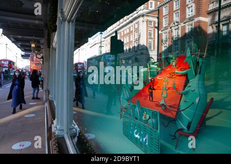 Londres, Royaume-Uni, 4 novembre 2020 : les Londoniens profitent du temps ensoleillé et des libertés qu'ils ont aujourd'hui pour aller faire du shopping avant qu'un verrouillage plus complet commence pendant quatre semaines à partir du 5 novembre. Anna Watson/Alay Live News Banque D'Images