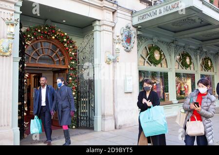 Londres, Royaume-Uni, 4 novembre 2020 : les Londoniens profitent du temps ensoleillé et des libertés qu'ils ont aujourd'hui pour aller faire du shopping avant qu'un verrouillage plus complet commence pendant quatre semaines à partir du 5 novembre. Anna Watson/Alay Live News Banque D'Images