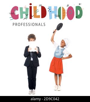 enfant afro-américain qui fait semblant de femme de ménage et qui tient une poêle près de chez vous garçon en costume et professionnels de l'enfance lettrage sur blanc Banque D'Images