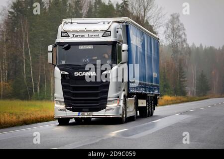 Le nouveau camion Scania 450 S argenté tire une remorque le long de l'autoroute 10 lors d'une matinée pluvieuse et brumeuse. Martila, Finlande. 30 octobre 2020. Banque D'Images