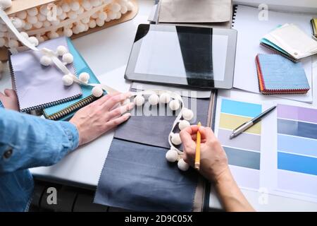 Design intérieur, échantillons de tissu croquis de tablette numérique concepteurs mains choisir des matériaux Banque D'Images