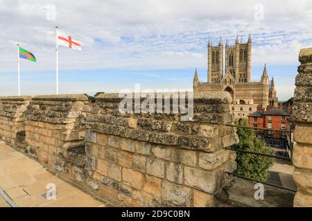 Drapeaux survolant la passerelle aux murs du château de Lincoln avec la cathédrale de Lincoln en arrière-plan, ville de Lincoln, Lincolnshire, Angleterre, Royaume-Uni Banque D'Images